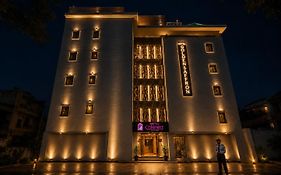 Qotel Comfort Golden Saffron - Hotel In Punjabi Bagh Near Metro